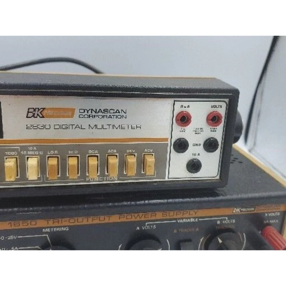 BK PRECISION 1650 Tri Output Power Supply & 2830 Digital Multimeter Dynascan - Picture 6 of 11